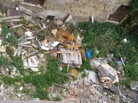 Via Crisanzio, tra due palazzi sorge una discarica a cielo aperto 